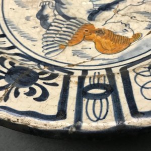 Een zeldzame schotel met een putto in polychrome majolica, Delft of Haarlem, 1e helft 17e eeuw — foto 13