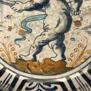 Een zeldzame schotel met een putto in polychrome majolica, Delft of Haarlem, 1e helft 17e eeuw — foto 5