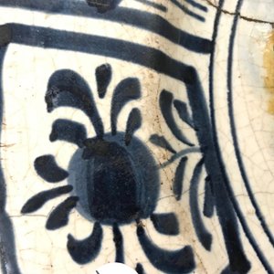 Een zeldzame schotel met een putto in polychrome majolica, Delft of Haarlem, 1e helft 17e eeuw — foto 8