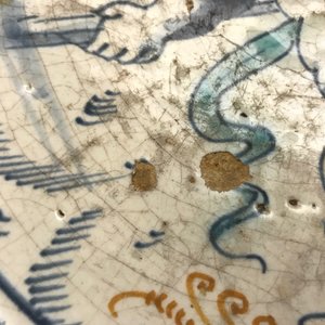 Een zeldzame schotel met een putto in polychrome majolica, Delft of Haarlem, 1e helft 17e eeuw — foto 10