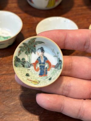 Een zeldzame set van tien Chinese famille rose kommen in oplopend formaat met erotisch decor, Daoguang merk en periode — foto 4