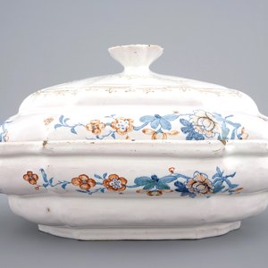 Een zeldzame terrine en onderschotel met kakiemon-decor, Brussel, 18e eeuw — foto 2
