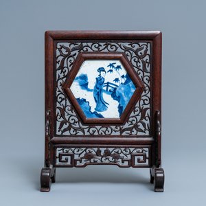 Een zeshoekige Chinese blauw-witte tegel in een houten tafelscherm, Kangxi en later — foto 1