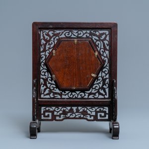 Een zeshoekige Chinese blauw-witte tegel in een houten tafelscherm, Kangxi en later — foto 3
