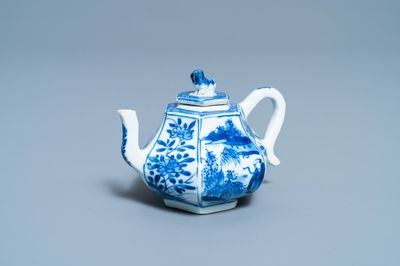 Een zeshoekige Chinese blauw-witte theepot met deksel, Kangxi