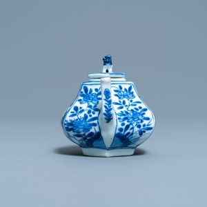 Een zeshoekige Chinese blauw-witte theepot met deksel, Kangxi — foto 5