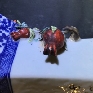 Een zeshoekige Chinese qianjiang cai vaas, 19/20e eeuw — foto 7