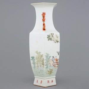 Een zeshoekige Chinese vaas met qianjiang cai decor, 19/20e eeuw — foto 4