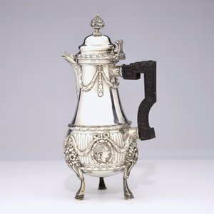 Een zilveren "Egoïst" koffiekan met ebbenhouten handvat, 18/19e eeuw — foto 2
