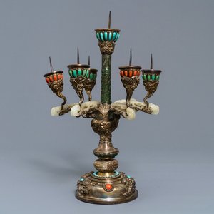 Een zilveren kandelaar met jade, turkoois en bloedkoraal, China of Tibet, 18/19e eeuw — foto 1