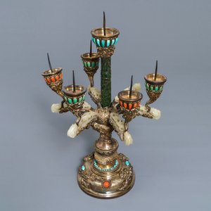 Een zilveren kandelaar met jade, turkoois en bloedkoraal, China of Tibet, 18/19e eeuw — foto 5