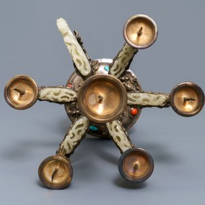 Een zilveren kandelaar met jade, turkoois en bloedkoraal, China of Tibet, 18/19e eeuw — foto 6