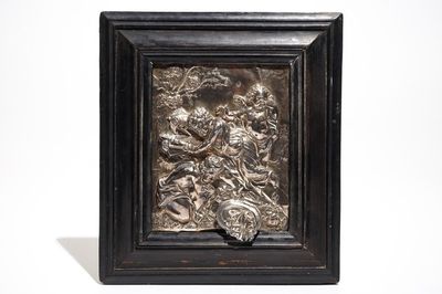 Een zilveren reliëf plaquette met mythologisch decor met putti, mog. Antwerpen, 17e eeuw