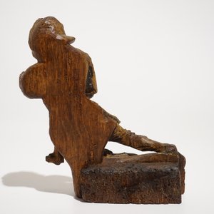 Een zittende soldaat, retabelfragment, eik en polychromie, Vlaanderen, 16e eeuw — foto 3
