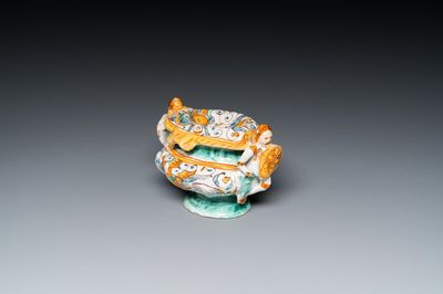 Een zoutvat in polychrome Italiaanse majolica, Deruta, 17e eeuw