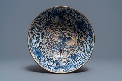 Een zuid-Chinese blauw-witte 'Bleu de Hue' kom met feniksen voor de Vietnamese markt, 19e eeuw