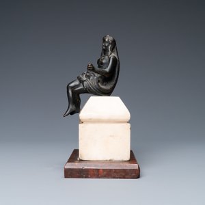 Een zwart gepatineerde bronzen figuur van een jongedame met een lendendoek op marmeren sokkel gemonteerd, Italië, 16e eeuw — foto 4