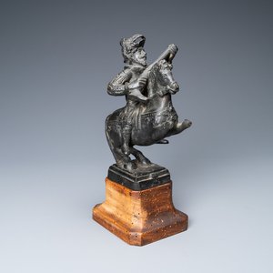 Een zwart gepatineerde bronzen groep met Henri IV te paard, ca. 1600 — foto 1
