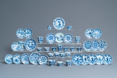 Eenentwintig Chinese blauw-witte schotels en achttien koppen, Kangxi