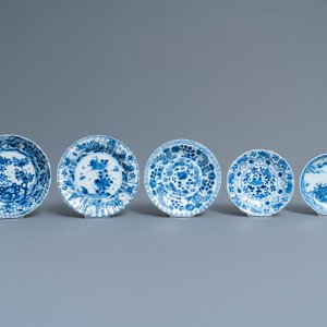 Eenentwintig Chinese blauw-witte schotels en achttien koppen, Kangxi — foto 14