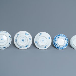 Eenentwintig Chinese blauw-witte schotels en achttien koppen, Kangxi — foto 16