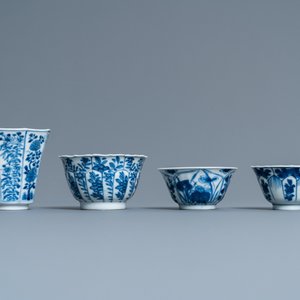 Eenentwintig Chinese blauw-witte schotels en achttien koppen, Kangxi — foto 4