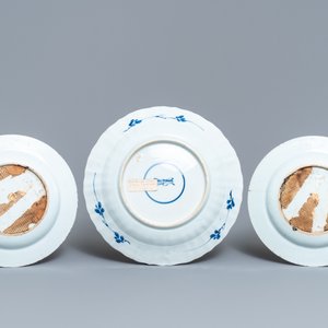 Eight Chinese blue and white and famille rose cups and saucers and three plates, Kangxi/Qianlong — photo 3