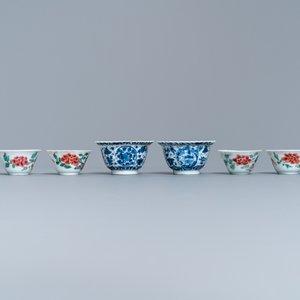 Eight Chinese blue and white and famille rose cups and saucers and three plates, Kangxi/Qianlong — photo 7