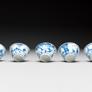 Eight Chinese blue and white cups, 14 saucers and four teapots, Kangxi/Qianlong — photo 20