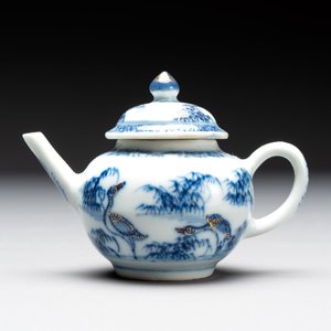 Eight Chinese blue and white cups, 14 saucers and four teapots, Kangxi/Qianlong — photo 21