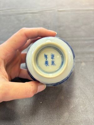 Eight Chinese blue and white cups and saucers, Kangxi mark, 19th C. — foto 28