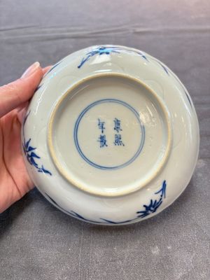 Eight Chinese blue and white cups and saucers, Kangxi mark, 19th C. — foto 4