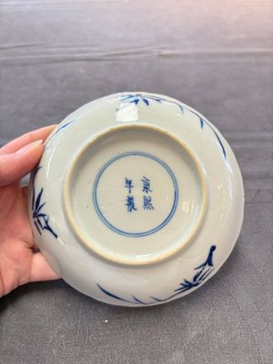 Eight Chinese blue and white cups and saucers, Kangxi mark, 19th C. — foto 8