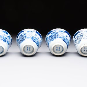 Eight Chinese blue and white cups and saucers, Kangxi mark, 19th C. — foto 7