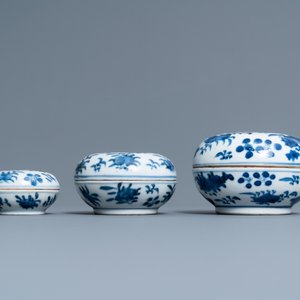 Eight Chinese blue and white dishes, a platter and three covered boxes, Yongzheng and later — photo 11