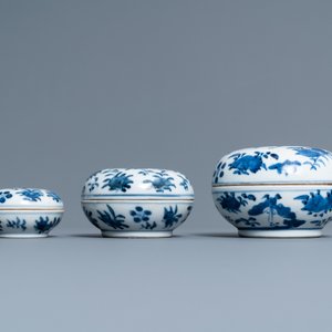 Eight Chinese blue and white dishes, a platter and three covered boxes, Yongzheng and later — photo 12