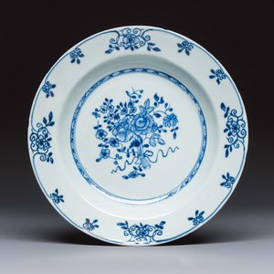 Eight Chinese blue and white plates and an Imari-style dish — photo 16