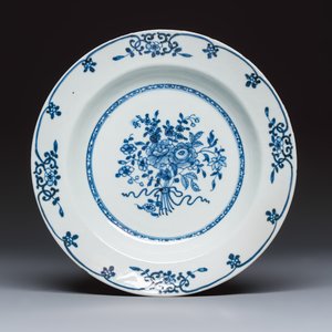 Eight Chinese blue and white plates and an Imari-style dish — photo 18