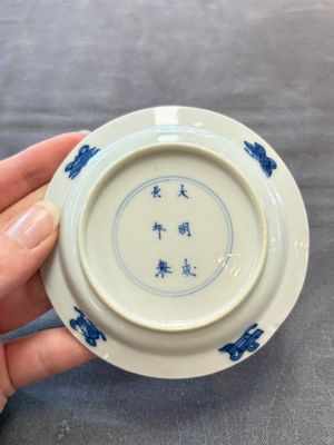 Eight Chinese blue, white and iron-red cups and twelve saucers, Kangxi/Yongzheng — 照片 12