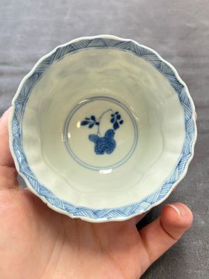 Eight Chinese blue, white and iron-red cups and twelve saucers, Kangxi/Yongzheng — 照片 23