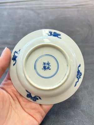 Eight Chinese blue, white and iron-red cups and twelve saucers, Kangxi/Yongzheng — 照片 6