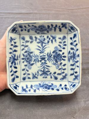 Eight Chinese blue, white, famille verte, and European-decorated wares, Kangxi/Qianlong — foto 1