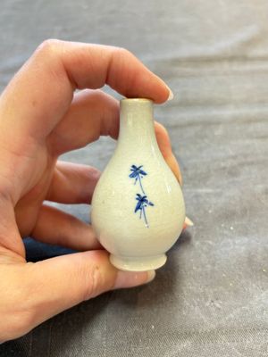 Eight Chinese blue, white, famille verte, and European-decorated wares, Kangxi/Qianlong — foto 23