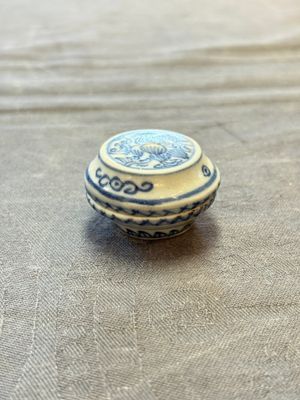 Eight Chinese blue, white, famille verte, and European-decorated wares, Kangxi/Qianlong — foto 42