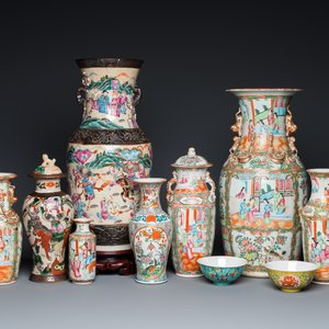 Eight Chinese Canton famille rose vases, two Nanking vases and two famille rose bowls, 19/20th C. — photo 1