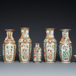 Eight Chinese Canton famille rose vases, two Nanking vases and two famille rose bowls, 19/20th C. — photo 9