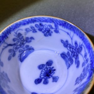 Eight Chinese famille rose, blue and white and iron-red capucin-ground cups and saucers, Kangxi/Qianlong — photo 15