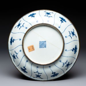 Eight Chinese famille rose, Imari-style, iron-red-decorated, blue and white plates, Kangxi and later — 照片 7