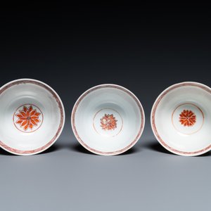 Eight Chinese famille rose plates and three famille verte cups, Kangxi/Qianlong — photo 12