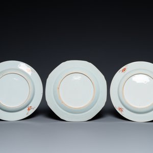 Eight Chinese famille rose plates and three famille verte cups, Kangxi/Qianlong — photo 5